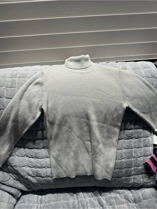 Liz Claiborne Sweaters - Liz Claiborne Light Gray Turtleneck Sweater